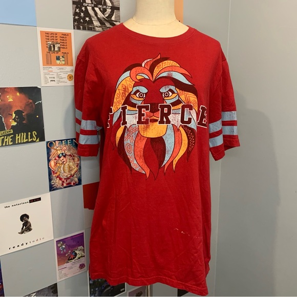 Disney Lion King Mufasa Fierce Red Varsity Shirt red distressed tee - Picture 11 of 11
